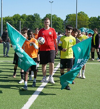 Fairplay Referee Justus Vagt bei dem Einlaufen der Mannschaften.