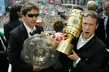 Frank Baumann und Fabian Ernst mit Meisterschale und Pokal. 