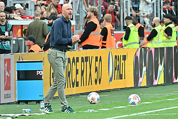 Erik ten Hag am Seitenrand in Leverkusen.