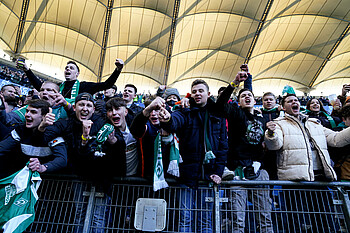 Die Werder-Fans feiern den Sieg im Volksparkstadion