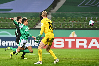 Felix Agu erzielt den Treffer zum 2:0 gegen Fürth.