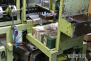 In dem traditionsreichen, familiengeführten Presswerk in der Nähe von Bremen sind die auf 1899 limitierten Vinylplatten produziert worden. Insgesamt 17 Pressmaschinen stehen in der Produktionshalle. 