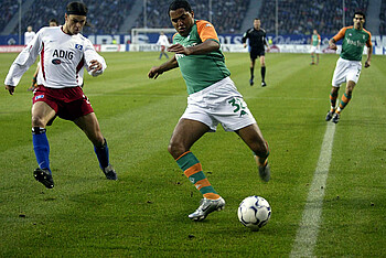 Ailton im Jahr 2004 mit Ball am Fuß gegen de HSV.