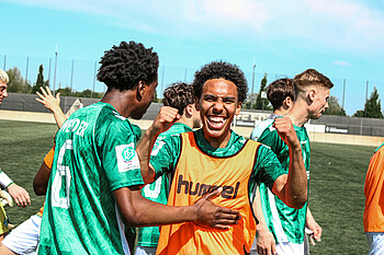 Die U19-Spieler jubeln nach dem Sieg in Gladbach. 