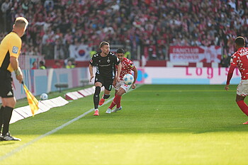 Mitchell Weiser dribbling with the ball in Mainz.