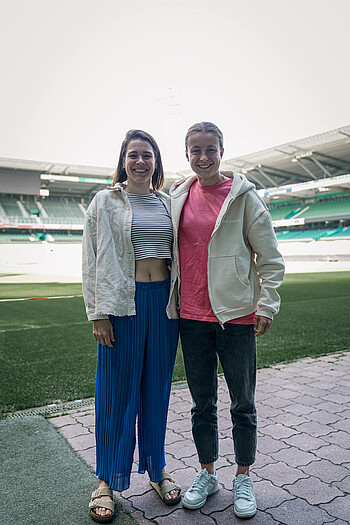 Lisa Scholz und Michelle Ulbrich Arm in Arm am Spielfeldrans im wohninvest WESERSTADION.