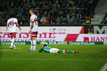 Mitchell Weiser auf dem Boden liegend