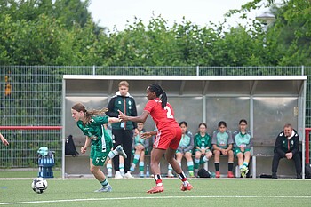 Matilda Schütte dribbelt gegen zwei Gegenspielerinnen. 
