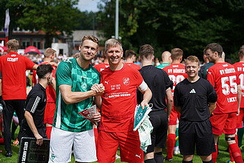 Oliver Hüsing im Shake Hand mit einem Bührener Spieler