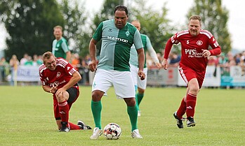 Ailton am Ball beim Spiel der WERDER Legenden gegen Ovelgönne