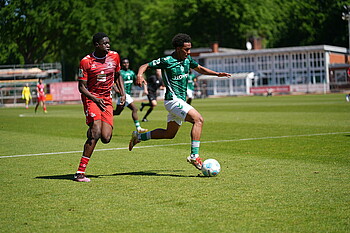 Erevbenagie im Dribbling. 
