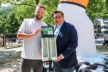 Kristof Fiebing und Dr. Hubertus Hess-Grunewald präsentieren "Kippster"-Automaten