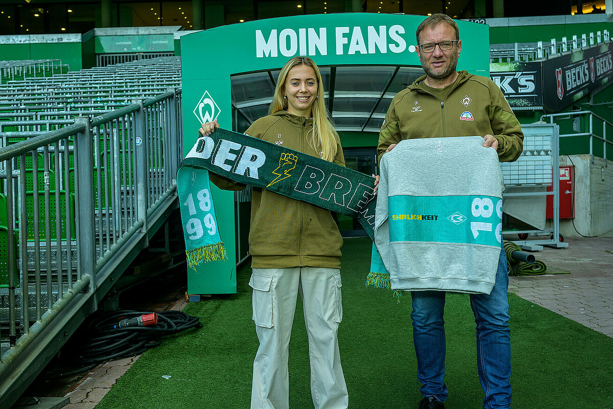 Nina Lührßen und Thomas Horsch stehen im Weserstadion vorm Spielertunnel.
