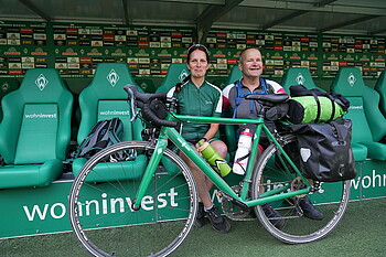 Jens und Caroline auf der Trainerbank des SV Werder Bremen.