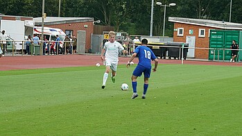 Philipp Kühn treibt den Ball nach vorne und will an einem Gegenspieler vorbeiziehen. 