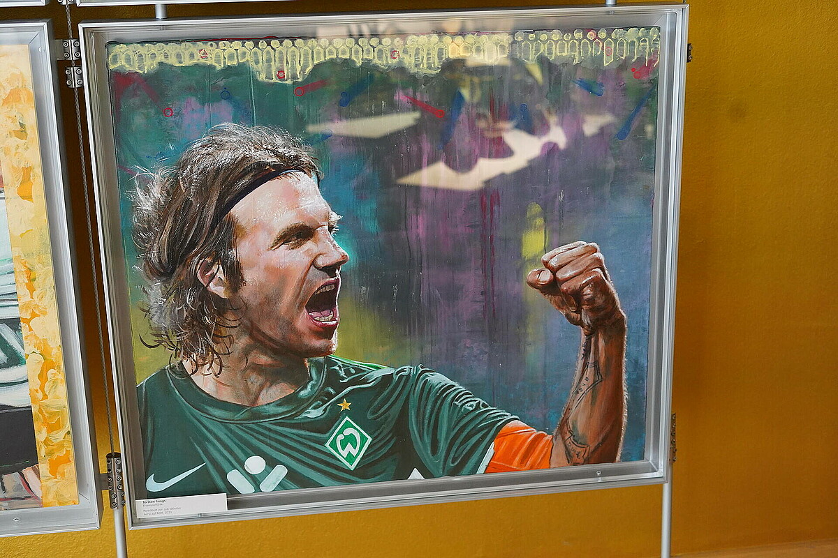 Ein Foto von dem Kunstwerk, das von Torsten Frings an der Ehrenspielführertafel hängt. 