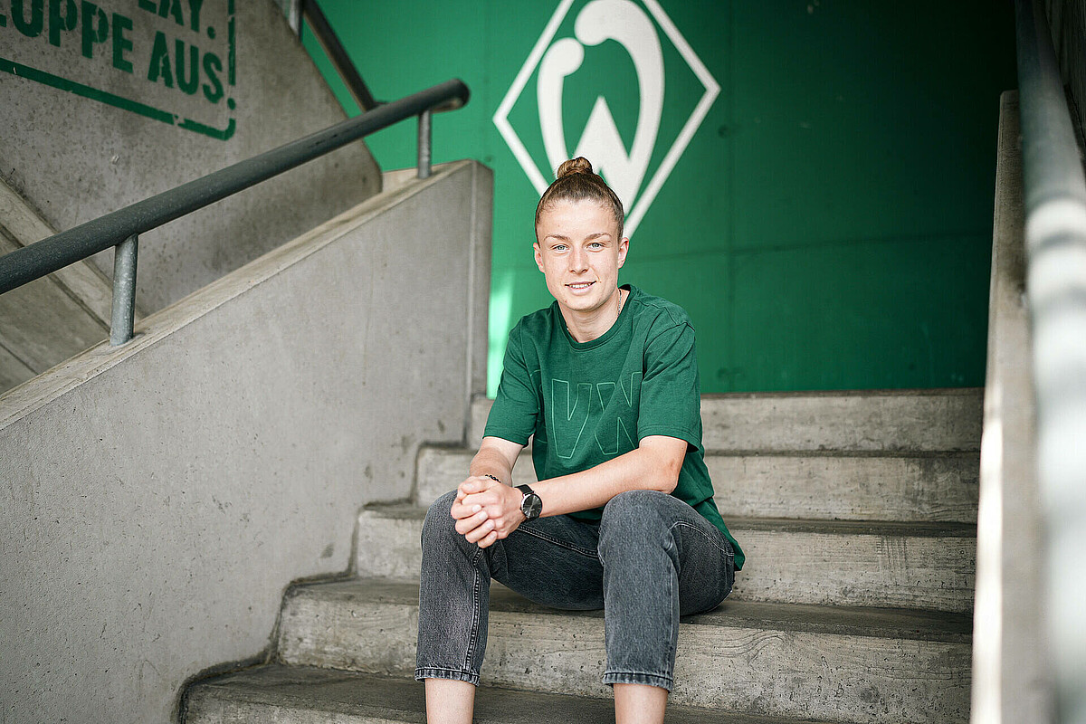 Michelle Ulbrich sitz auf der Treppe.