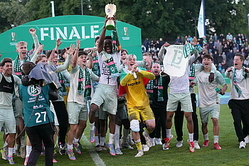 Werders U19 bei der Pokalübergabe
