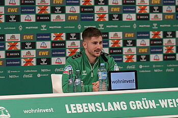 Romano Schmid auf dem PK-Podium. 