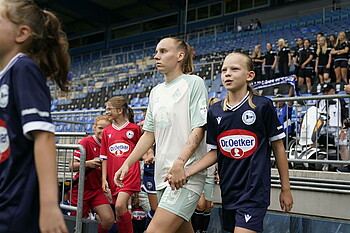 Emöke Pápai beim Einlaufen in die SchücoArena beim Pokalspiel von Werder bei Arminia Bielefeld.