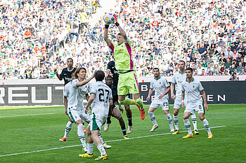 Gladbach verteidigt eine Standard. 