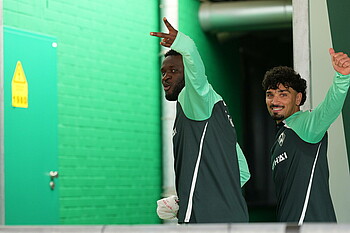Bonicface und Puertas grüßen nach dem Training auf dem Weg zurück in die Katakomben.