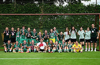 Mannschaftsbild von Werders U15 mit dem Pokal im Tor. 