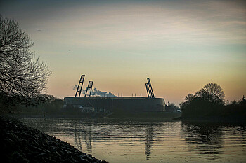 Das wohninvest WESERSTADION im Sonnenaufgang.