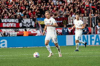 Lennard Maloney mit Ball am Fuß. 