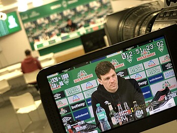 Clemens Fritz durch die Kamera in der Mixed Zone