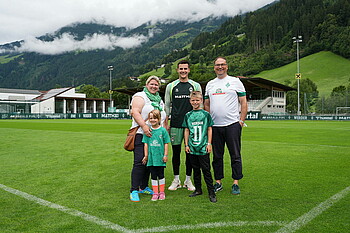 Gruppenbild der Familie mit Michael Zetterer auf dem Trainingsplatz 