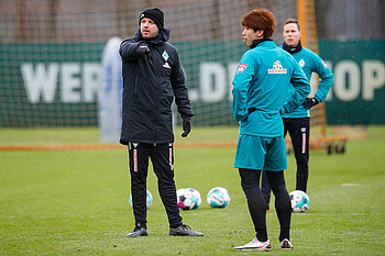 Florian Kohfeldt, Trainer des SV Werder Bremen, im Gespräch mit Yuya Osako.