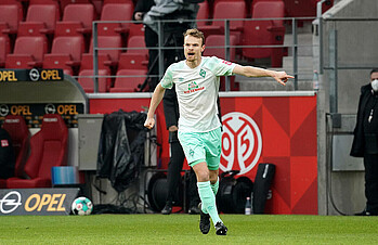 Werder Bremens Christian Groß gibt während eines Bundesliga-Spiels Anweisungen.