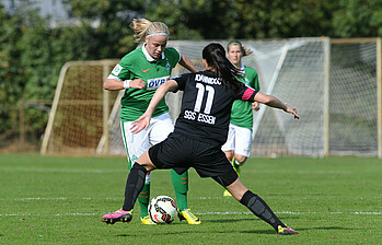 Pia-Sophie Wolter am Ball im Werder-Trikot 2014 gegen die SGS Essen