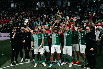 Die Mannschaft bejubelt den Turniersieg in Oldenburg.