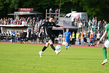 Michael Zetterer on the ball.