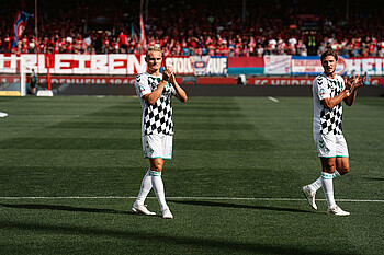 Amos Pieper und Niklas Stark applaudieren. 