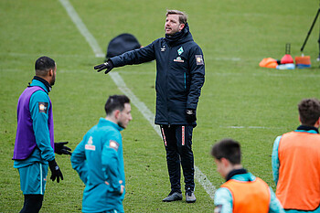 Florian Kohfeldt gibt im Werder-Training vor Köln Anweisungen.