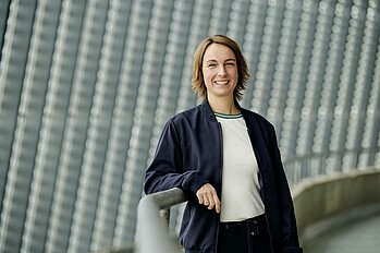 Zusehen ist Anne-Kathrin Laufmann, Geschäftsführerin Sport und Nachhaltigkeit in einem Potraitfoto.