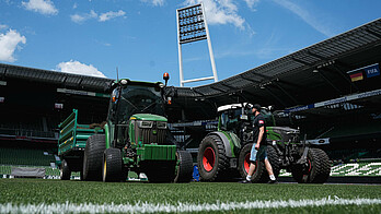 Zwei Traktoren stehen auf dem Rasen des wohninvest WESERSTADIONs.