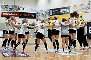 Die Handball-Frauen jubeln nach dem Spiel.