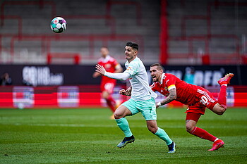 Milot Rashica setzt sich im Spiel gegen Union Berlin durch.