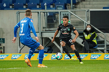 Felix Agu vom SV Werder Bremen im Zweikampf mit Hoffenheims Pavel Kaderabek.