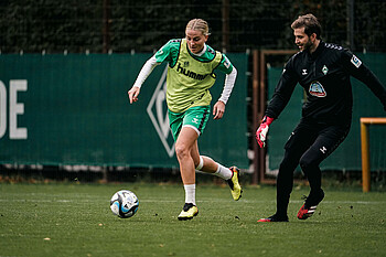 Felix Wiedwald und Lina Hausicke beim Training der Werder-Frauen.
