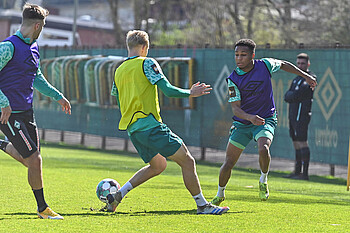 Felix Agu im Training des SV Werder.