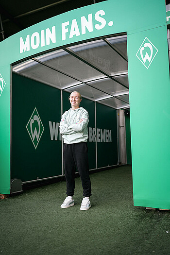 Caroline Siems vor dem Spielertunnel mit verschränkten Armen.