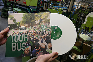 So sieht's aus: Eine Doppel-LP auf grünem und weißem Vinyl. Zum 120-jährigen Bestehen blickt der SV Werder auf musikalische Art und Weise nicht nur auf bewegte Jahrzehnte zurück, sondern wollte mithilfe der Bremer Musikszene und Kreativität vieler namhafter Künstler auch etwas Neues schaffen.
