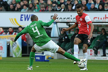 Naldo mit gestrecktem Bein gegen den Mainzer Spieler.