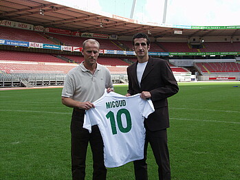 Thomas Schaaf und Johan Micoud bei der Verpflichtung des Franzosen mit seinem Heimtrikot 2002/03