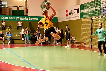 Eine Spielerin beim Sprungwurf